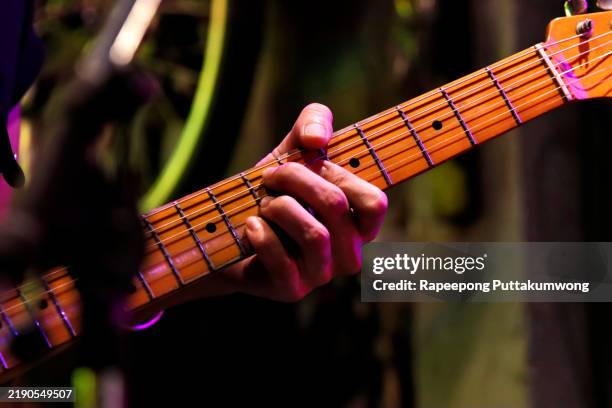 rock guitarist playing guitar in a live show - style musical photos et images de collection