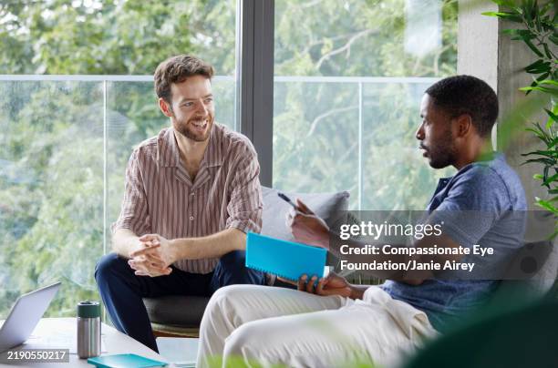two businessmen having business meeting - face à face photos et images de collection