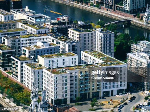 luftaufnahme moderner wohnanlagen im hamburger waterfront-areal - stadtviertel stock-fotos und bilder