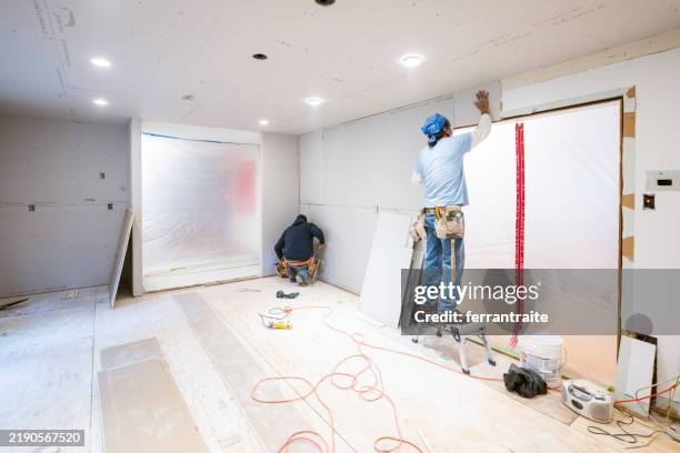 installateurs de cloisons sèches travaillant dans la rénovation de cuisine - rénovation photos et images de collection
