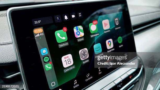 carplay applications on the car's multimedia center - navigatieapparatuur stockfoto's en -beelden