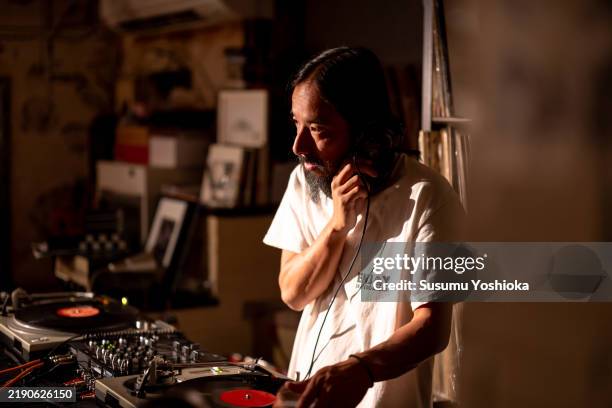 dj playing analog records. - equalizer bars stock pictures, royalty-free photos & images