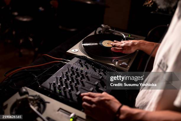 dj playing analog records. - dj stockfoto's en -beelden
