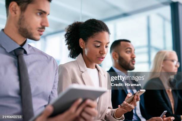 professionisti delle risorse umane impegnati nei dispositivi durante una riunione del processo di reclutamento - task force foto e immagini stock