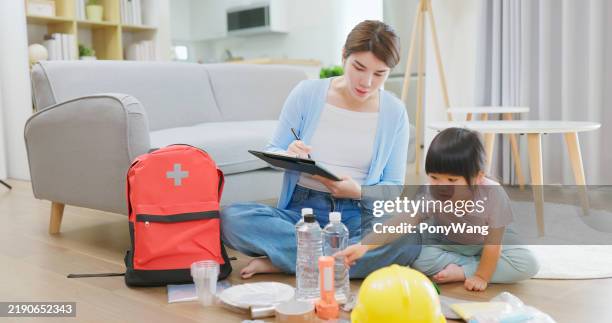 katastrophenvorsorge zu hause - notfallplan stock-fotos und bilder