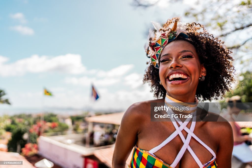 Portrait d’une jeune danseuse frevo en plein air