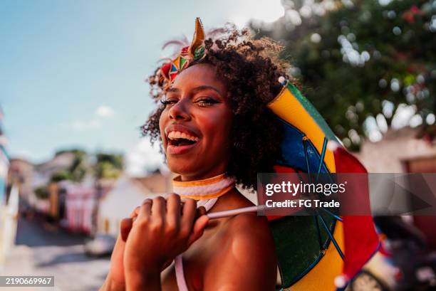 retrato de una joven bailarina de frevo al aire libre - carnaval fotografías e imágenes de stock
