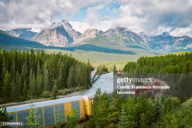 moraine lake, sunrise view. canadian rockies, alberta, canada - icefields-parkway stockfoto's en -beelden