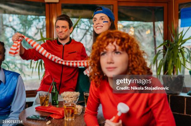 les fans enthousiastes - écharpe supporter photos et images de collection