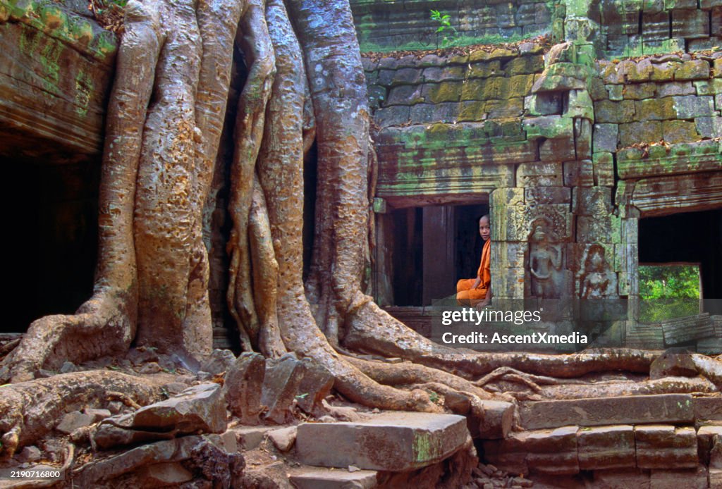 Angkor Wat , junge buddhistische Mönche sitzen in Ruinen.