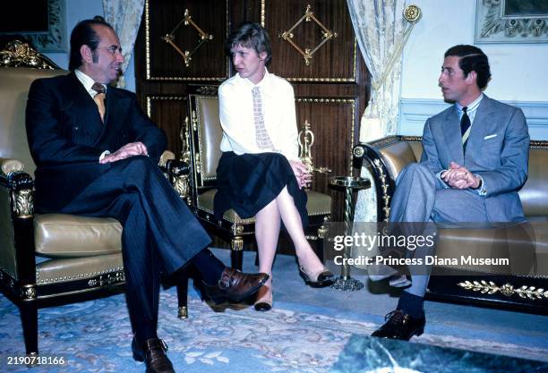 View of, from left, Venezuelan President Carlos Andrés Pérez , an unidentified woman, and Prince Charles, Prince of Wales as they talk during the...