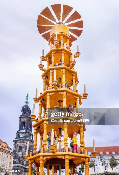striezelmarkt in dresden, deutschland, mit der höchsten weihnachtspyramide der welt bis zu 14 meter (46ft) hoch. - erzgebirge stock-fotos und bilder