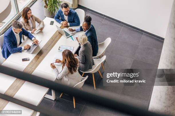 from above, the meeting room where their big ambitions are realized - vergadering stockfoto's en -beelden
