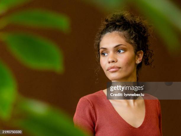 schöne junge aborigine-büroangestellte - fokus-auf-den-hintergrund stock-fotos und bilder
