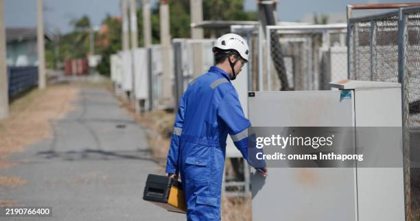 der elektroingenieur oder wartungstechniker prüft die elektrische steuerplatine mdb des solarparks - stromkasten stock-fotos und bilder