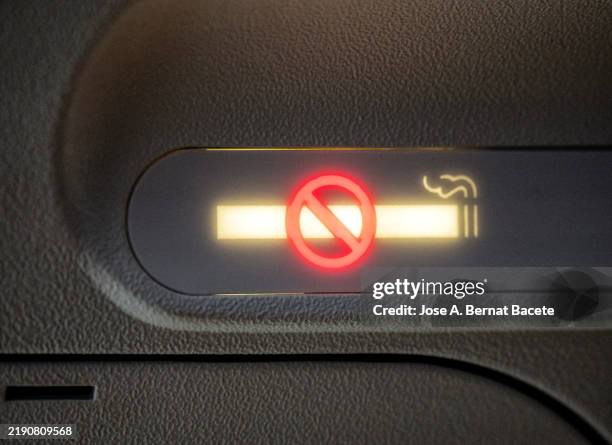 safety light sign on airplane, smoking prohibited. - waarschuwingssignaal stockfoto's en -beelden