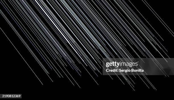 ilustraciones, imágenes clip art, dibujos animados e iconos de stock de long white diagonal streaks of light against a black background creating an abstract pattern - rastros de luz
