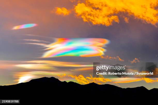 fiery sky at sunset with colorful iridescent clouds - couleur irisée photos et images de collection