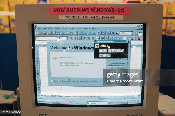Software 1995 486 Windows 95 Photos & High Res Pictures - Getty Images