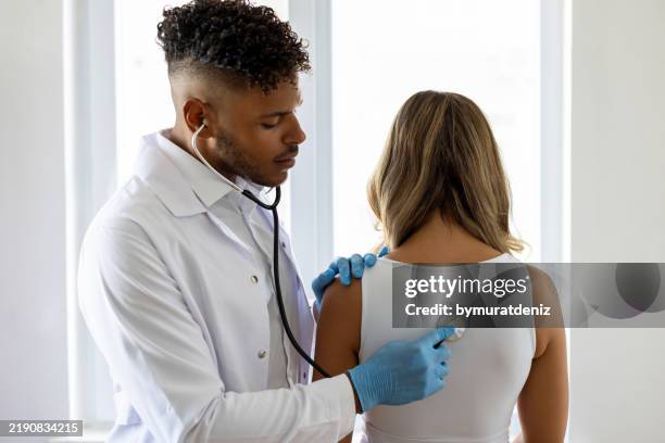 männlichen arzt untersuchen patienten - menschliche lunge stock-fotos und bilder