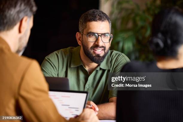 entrepreneur discutant avec ses collègues - culture moyen orientale photos et images de collection