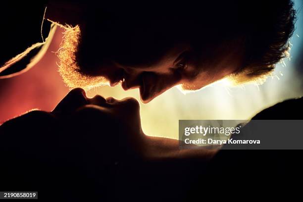 two people, a woman and a man in profile in silhouette. - actividad sexual humana imágenes fotografías e imágenes de stock