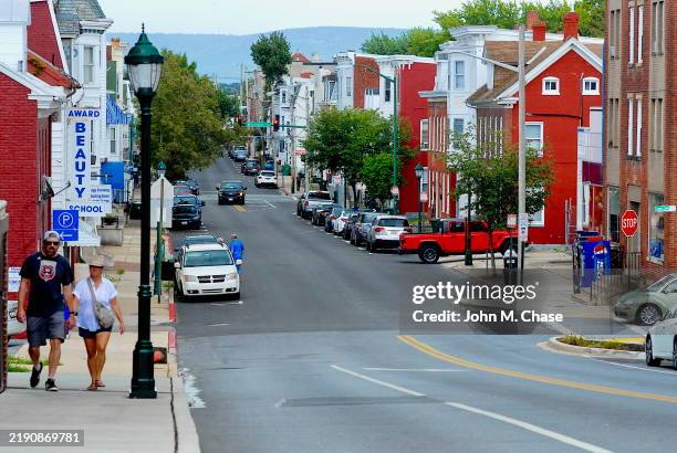 couple se promenant dans le centre-ville de hagerstown, maryland (états-unis) - maryland photos et images de collection