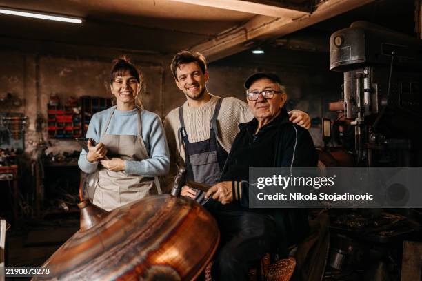 das kleine team aus den arbeitern, handwerkern, - hufschmied stock-fotos und bilder