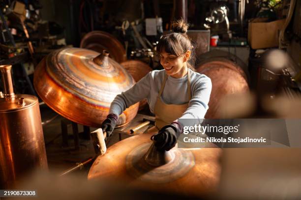 copper craft -hand craft - schnapsbrennerei stock-fotos und bilder