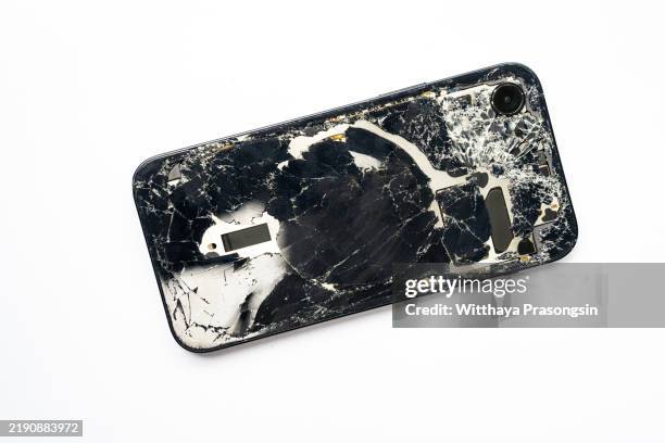 damaged smartphone with shattered screen on white background - fuera de servicio fotografías e imágenes de stock