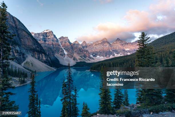 moraine lake, sunrise view. canadian rockies, alberta, canada - reinheit stock-fotos und bilder
