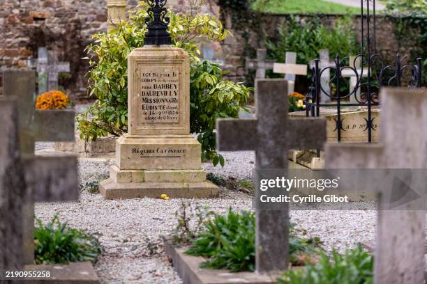 tomb of 19th century french writer jules barbey d'aurevilly in sauveur-le-vicomte - cotentin peninsula stock pictures, royalty-free photos & images