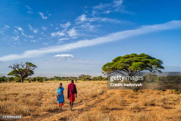 mulheres africanas carregando seu bebê, quênia, áfrica oriental - parque-nacional-de-amboseli - fotografias e filmes do acervo