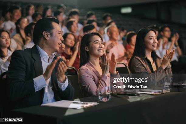 asian panel judge applauding to stage performance competition in front of audience - júri entretenimento imagens e fotografias de stock
