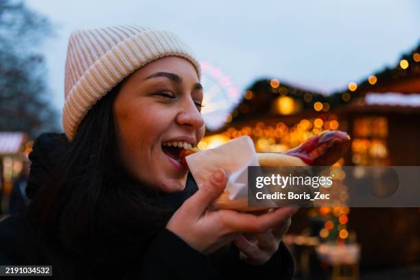 genießen sie einen leckeren snack auf dem berliner weihnachtsmarkt - deutsche küche stock-fotos und bilder