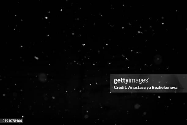 white snowflakes snow on black background overlay layer - schneien stock-fotos und bilder