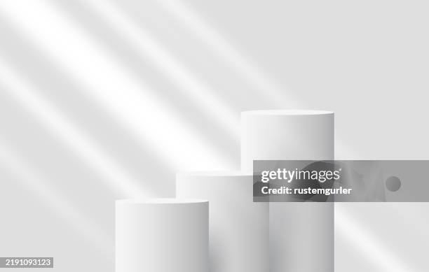 studiohintergrund mit realistischem podiumsstrahler - siegerpodest stock-grafiken, -clipart, -cartoons und -symbole
