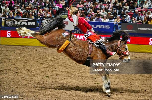 Bull Rider Rocker Steiner 1,831 Wrangler National Finals Rodeo Photos & High Res Pictures - Getty ...