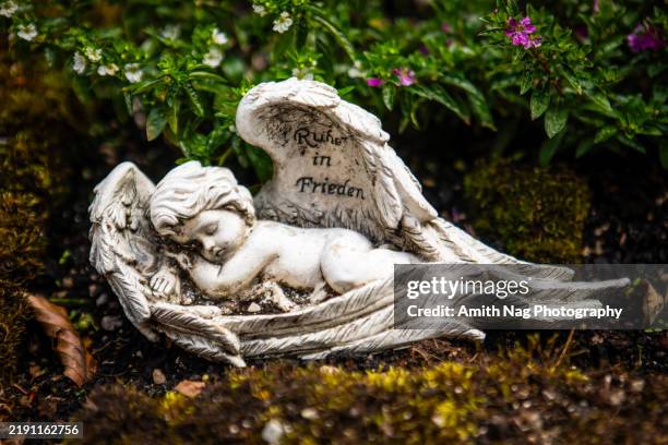 cemetery angel figurines - trauerzeit stock-fotos und bilder