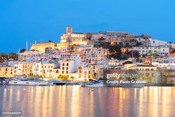 ibiza centro storico visto al crepuscolo, isole baleari, mar mediterraneo, spagna - isole baleari foto e immagini stock
