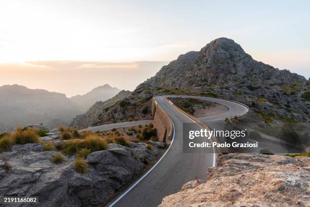 spiral curve on mountain road, mallorca island, spain - ponto turístico internacional imagens e fotografias de stock