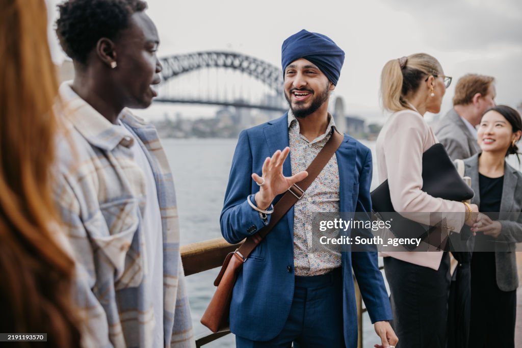 Dynamic discussion against a famous bridge backdrop.