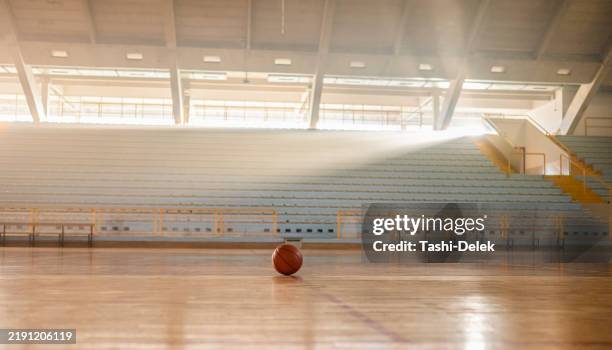 empty indoors basketball court at day - school gymnasium stock pictures, royalty-free photos & images