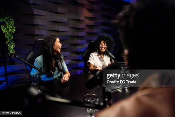 people talking during a podcast at studio - locutor-de-rádio imagens e fotografias de stock
