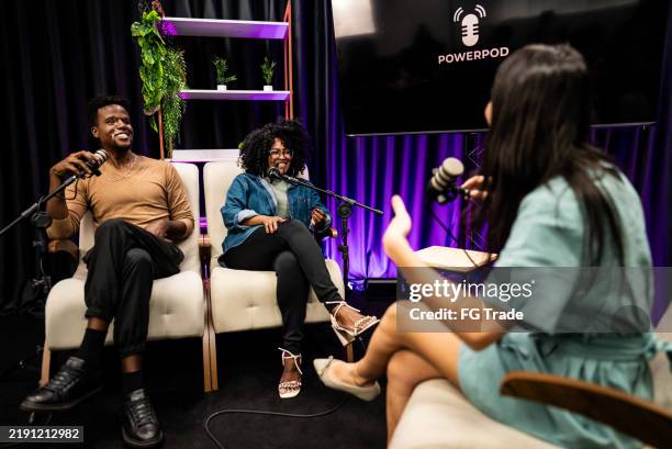 gente hablando durante un podcast en el estudio - radio electrónica de audio fotografías e imágenes de stock