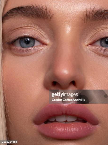 retrato de una hermosa mujer con maquillaje natural - condición natural fotografías e imágenes de stock