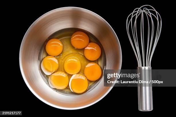 a bowl containing several raw eggs with a glossy yolk - fouet manuel photos et images de collection