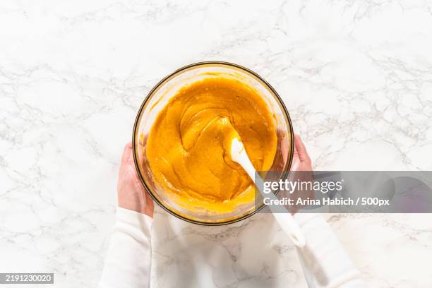 delicious homemade pumpkin bundt cake recipe - kuchenteig stock-fotos und bilder