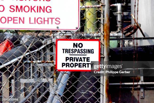 no trespassing / private property sign - keep out sign stock pictures, royalty-free photos & images