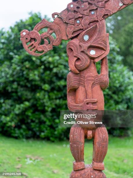 maori carving ohura, new zealand - maori warrior tattoo stock pictures, royalty-free photos & images
